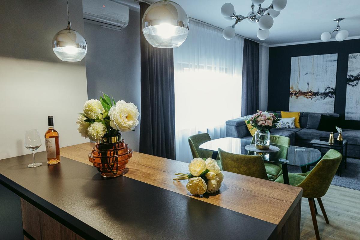 Charlotte Apartment - 2Bedrooms W Parking Near Nymphaea Oradea Exterior foto