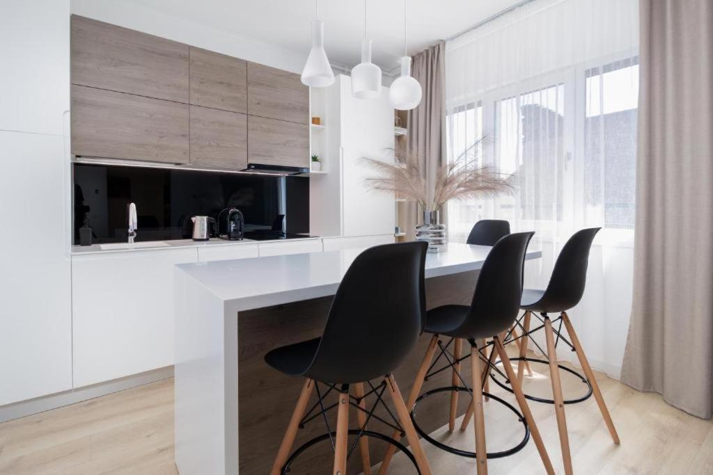 Charlotte Apartment - 2Bedrooms W Parking Near Nymphaea Oradea Habitación foto