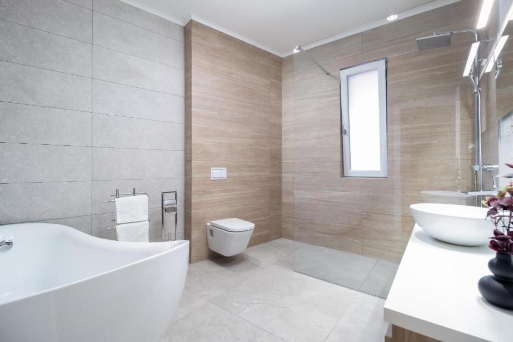 Charlotte Apartment - 2Bedrooms W Parking Near Nymphaea Oradea Habitación foto