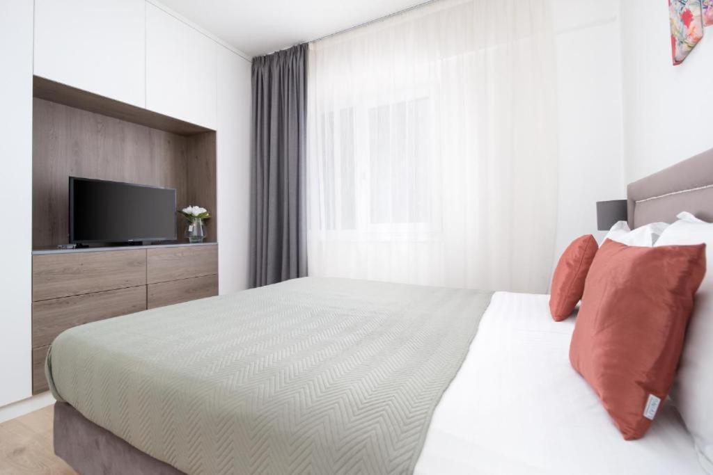 Charlotte Apartment - 2Bedrooms W Parking Near Nymphaea Oradea Habitación foto